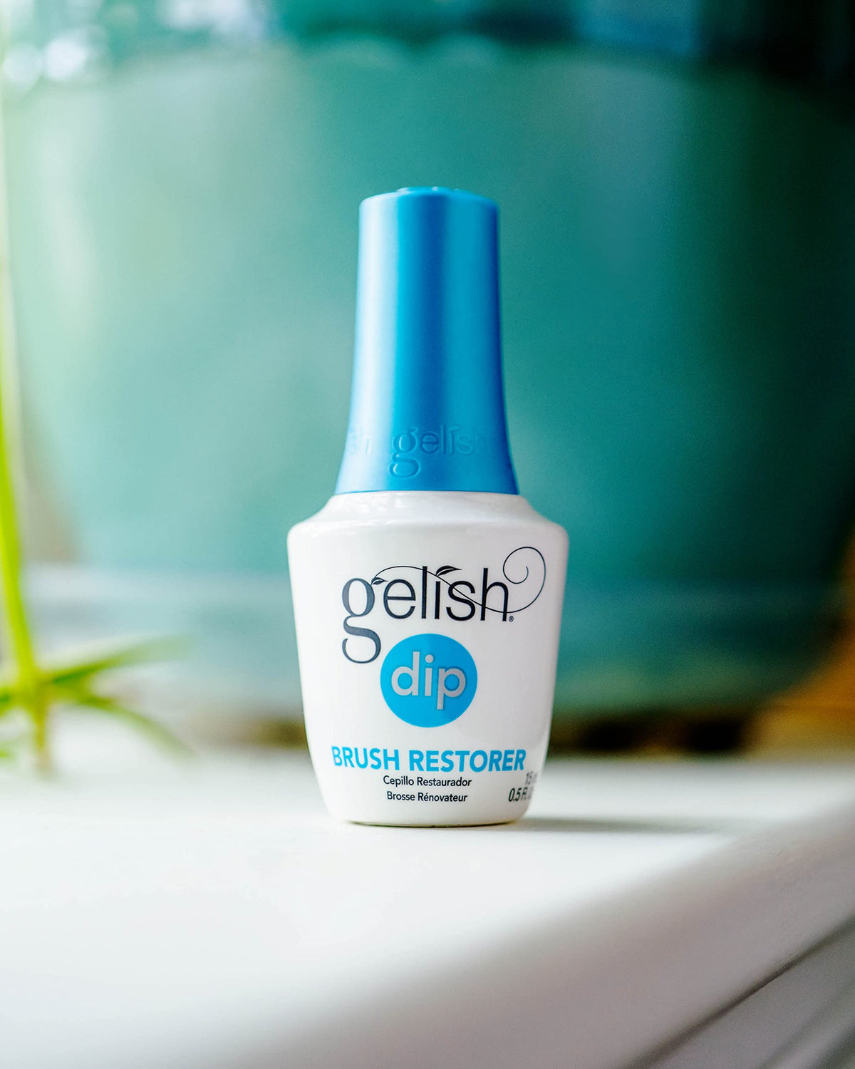 Gelish Dip Basix Kit dip powder container helps even powder distribution.