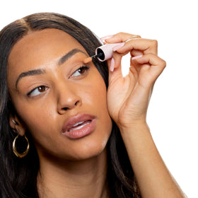 Gen See Mixed Media Matte Eyeshadow Melon closeup highlights seamless blending and soft wash of color.