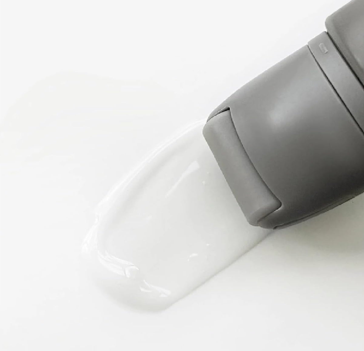 Generic R.E.F.Y Glow and Sculpt roller demonstrates cooling massage and pore-refining benefits.
