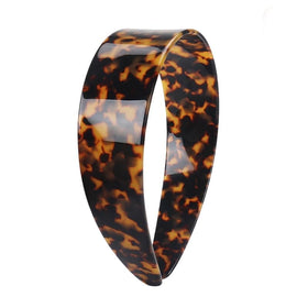 Generic thick tortoise-shell headband with teeth for secure all-day grip.