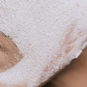 Geologie hands applying mask for an easy weekly routine.