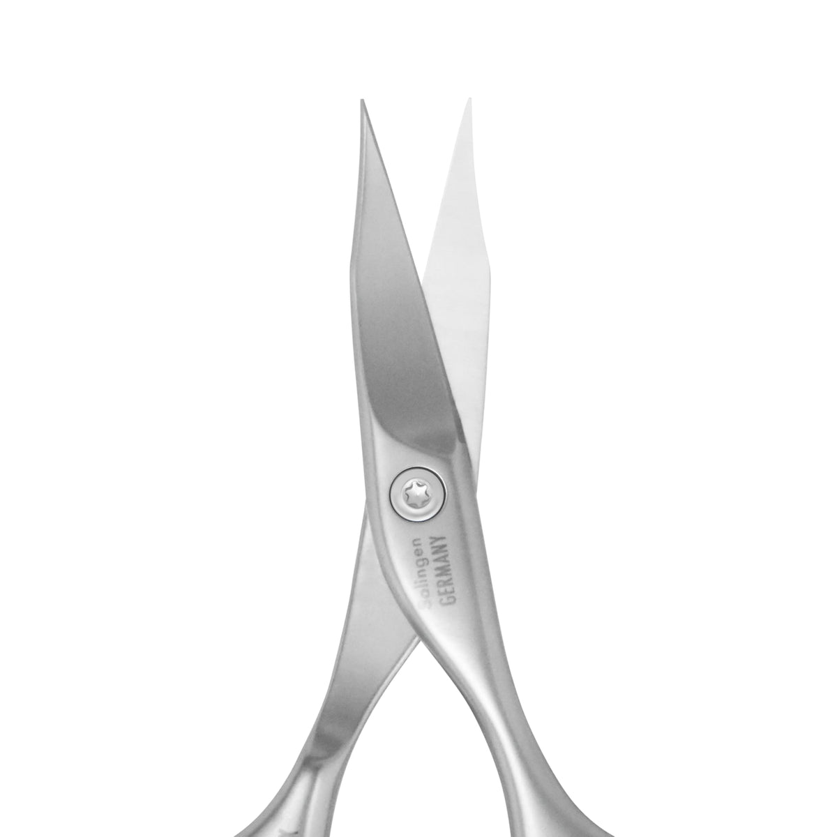 GERMANIKURE nail-care comparison image illustrates safer alternative to nippers.