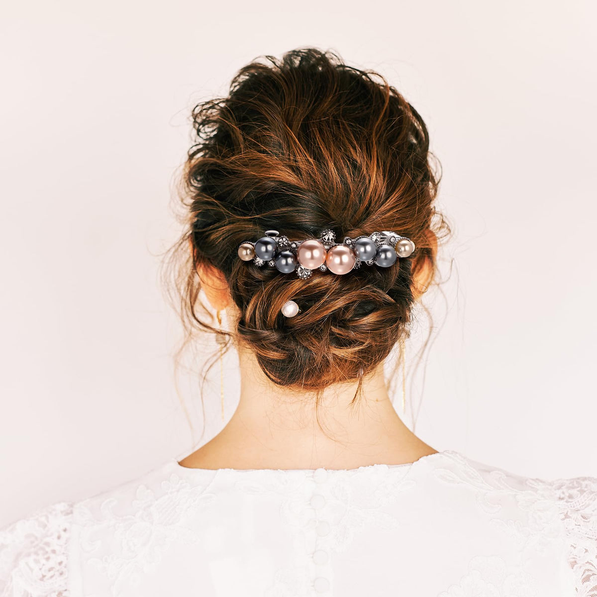 Geyoga elegant flower clip for wedding day styling and photos.