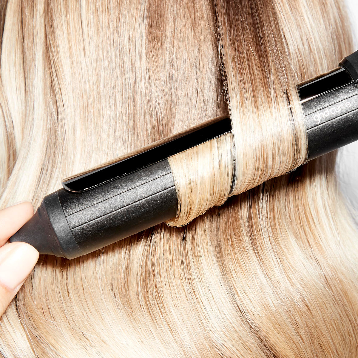 ghd Curve Classic Curl Iron swivel cord for comfortable maneuvering.