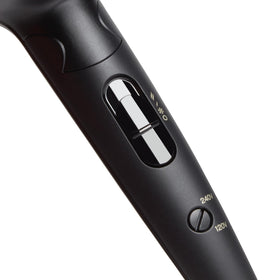ghd Flight+ ergonomic design and foldable handle for comfortable use.