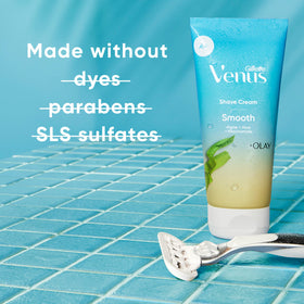 Gillette Venus Smooth with algae nourishes skin with sea-inspired care.