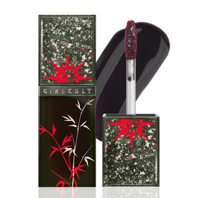 GIRLCULT Glass Shine Lip Gloss J79 in application for a high shine look