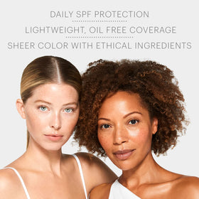 Packaging box highlights anti-pollution formula and vitamin C benefits.