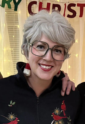 GNIMEGIL short gray wig for seniors silver-ombre shade in natural light.