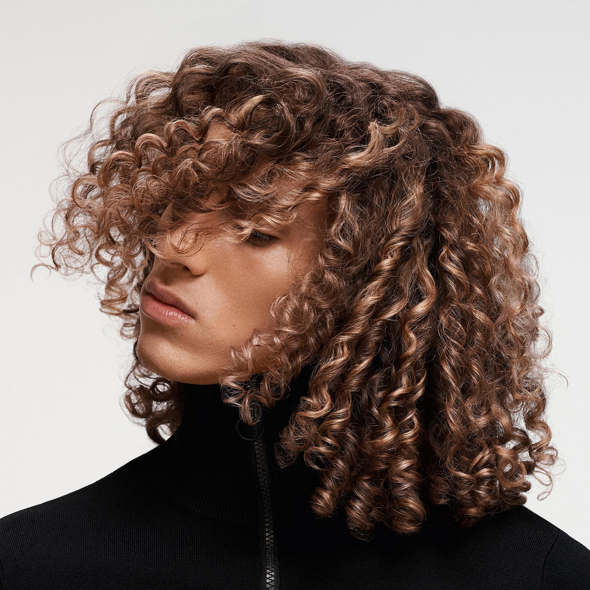 Goldwell DualSenses Men Thickening Shampoo application shows even distribution on scalp