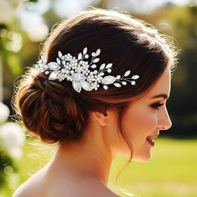 GORAIS elegant bridal hair comb adds subtle sparkle to tresses.