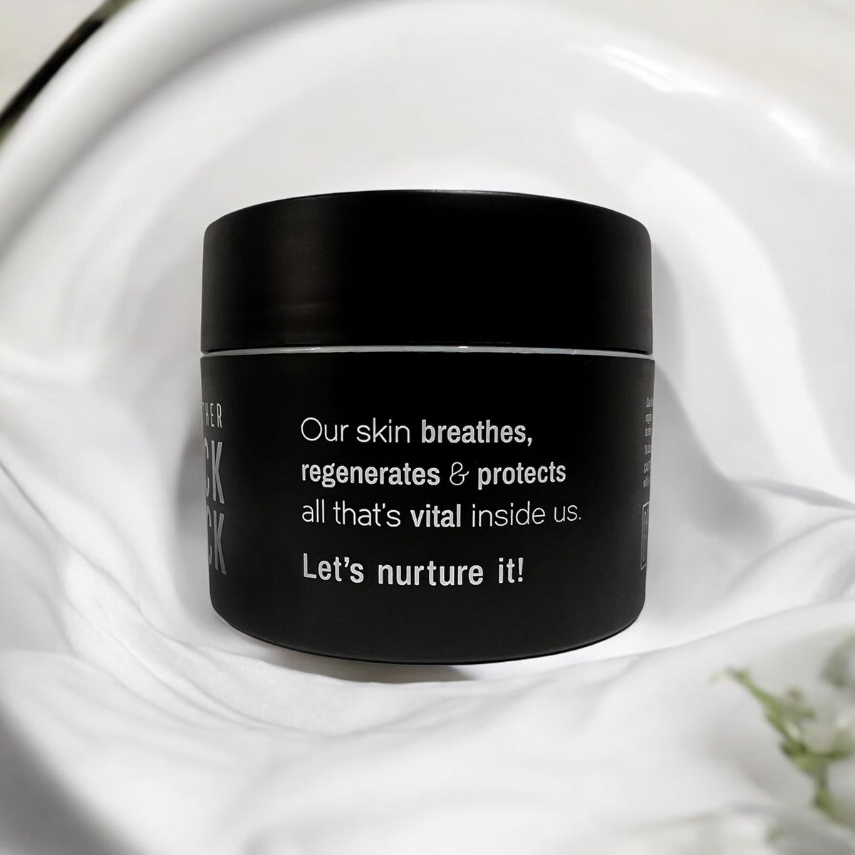 Fragrance-free and dermatologist-tested formula suitable for sensitive skin.