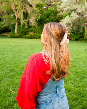 HAIMEIKANG sturdy-grip clip in-use on a half-up hairstyle.