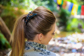 HairZing Comfy Comb on thick textured hair demonstrates gentle tension.
