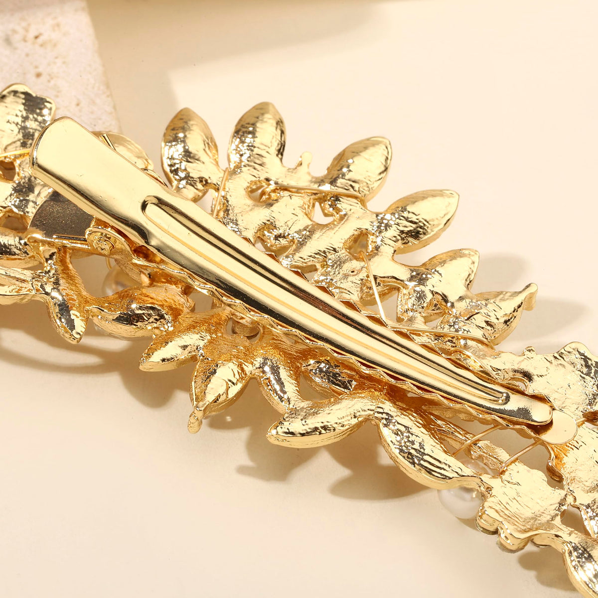 Hapibuy premium alloy hair clip offers secure grip for dancing and photos.