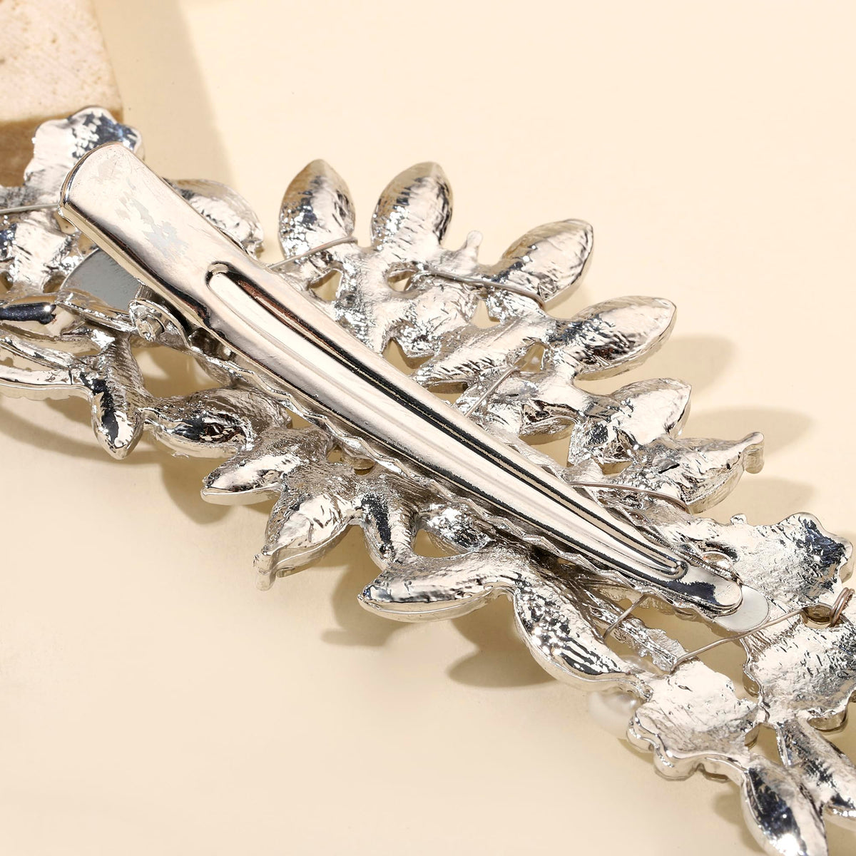 Hapibuy silver wedding hair clip with secure grip maintains all-day confidence.