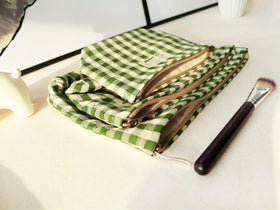 HAPPYHEIDI wide-opening pouch for easy access during travel