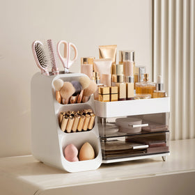 HBlife makeup organizer features easy-clean plastic that wipes clean quickly.