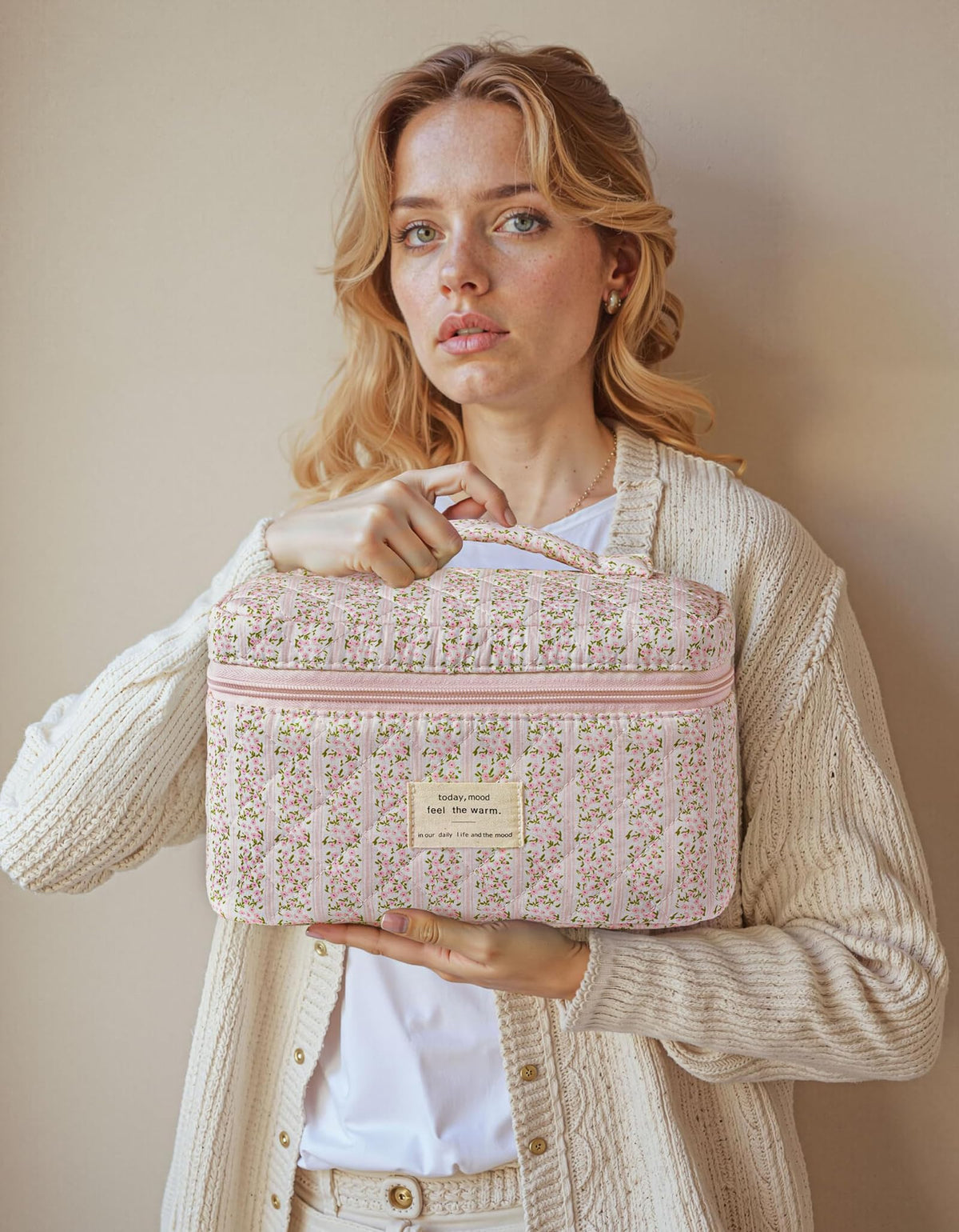 HBselect floral pattern makeup bag makes a charming gift for loved ones.