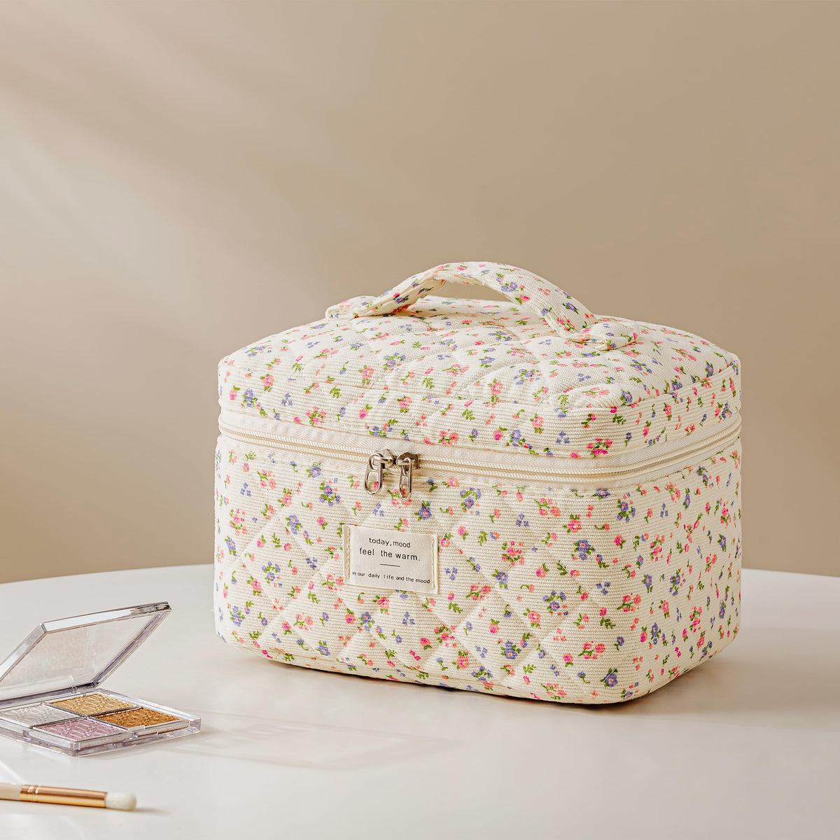HBselect makeup bag with gold-plated zipper detail, easy to open and close.