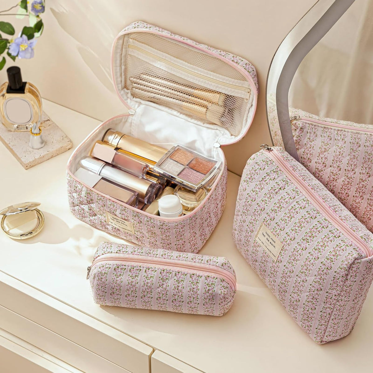 HBselect large-capacity makeup bag keeps lip products and brushes organized.