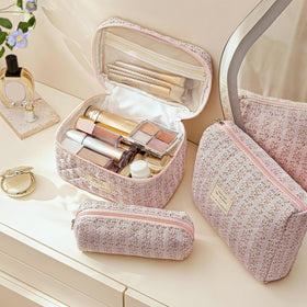 HBselect large-capacity makeup bag keeps lip products and brushes organized.