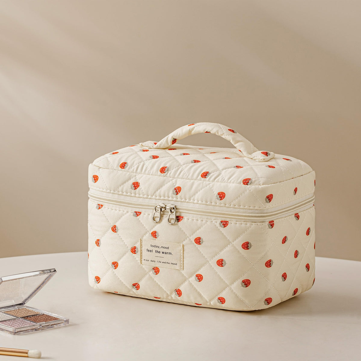 HBselect makeup bag zipper detail for secure closure and smooth opening.
