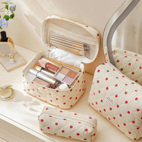 HBselect makeup bag close-up stitching showcases durability and premium cotton material.