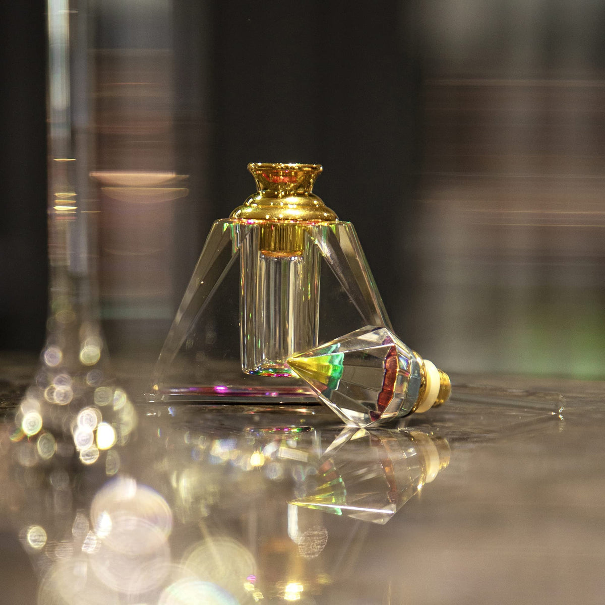 H&D HYALINE & DORA vanity table ambience with antique-inspired bottle.