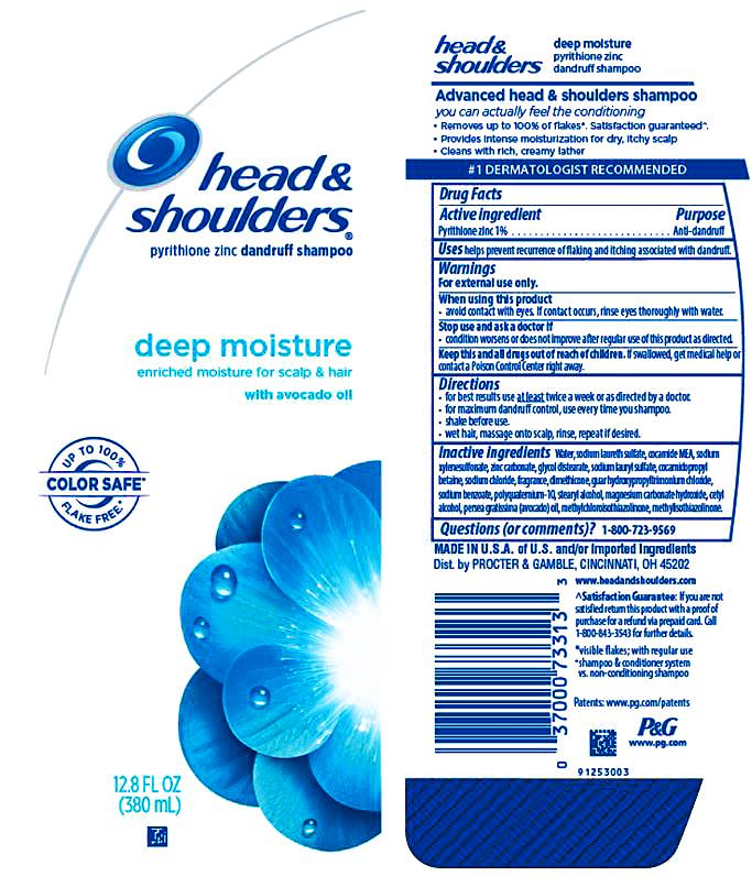 Head & Shoulders Deep Moisture shampoo pour forms creamy lather for smooth, hydrated hair.