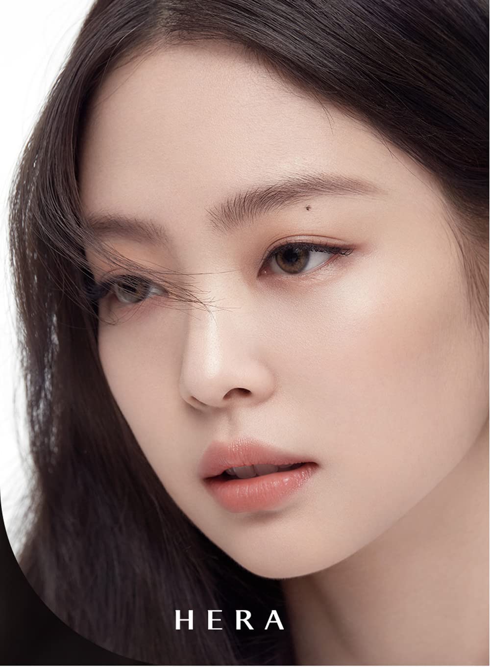 HERA Black Cushion applicator sponge demonstrates precise, feather-light application