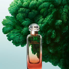 Close-up of Un Jardin Sur La Lagune label, premium aura and floral notes.