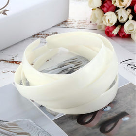 HESTYA headbands measuring 14 by 11 cm for versatile fitting.