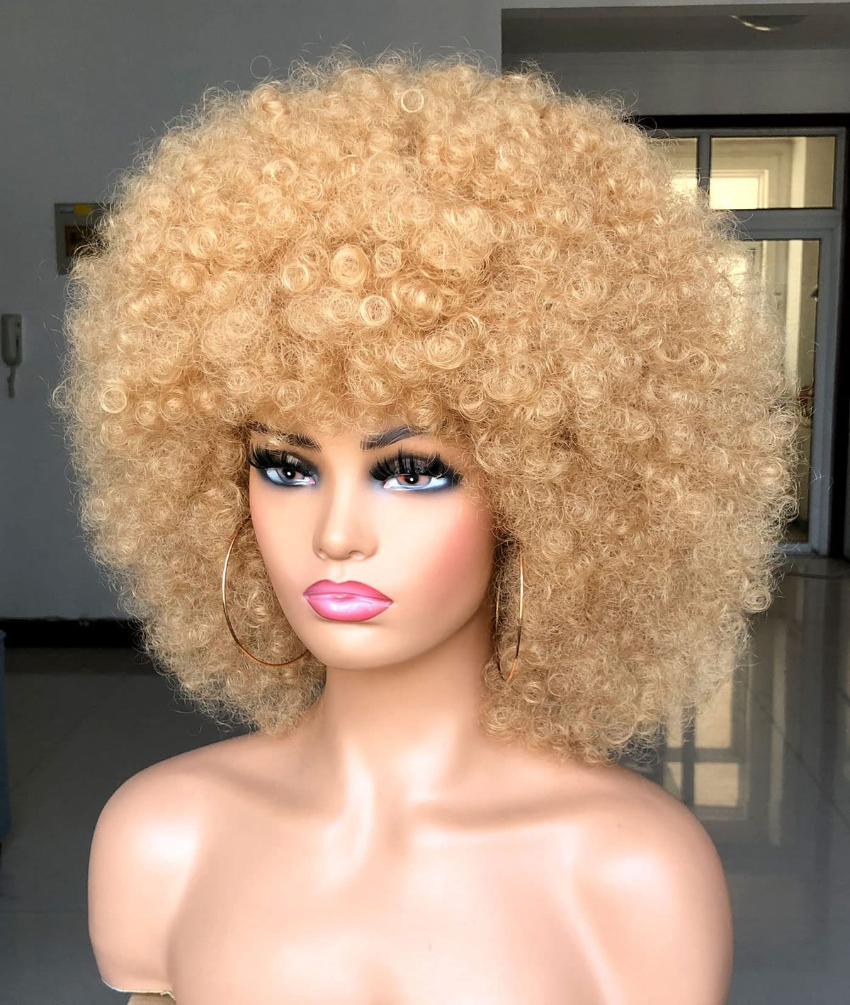 HIHOO synthetic heat-resistant wig with dense curls for a vivid, long-lasting appearance.