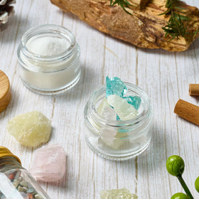 Hoa Kinh 25-pack clear round containers for organized cosmetics.