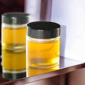 Hoa Kinh 4oz jar with inner liner creates a moisture-resistant seal.
