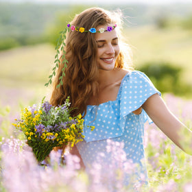 HONLYNE lightweight crowns stay comfortable during festivals and celebrations.