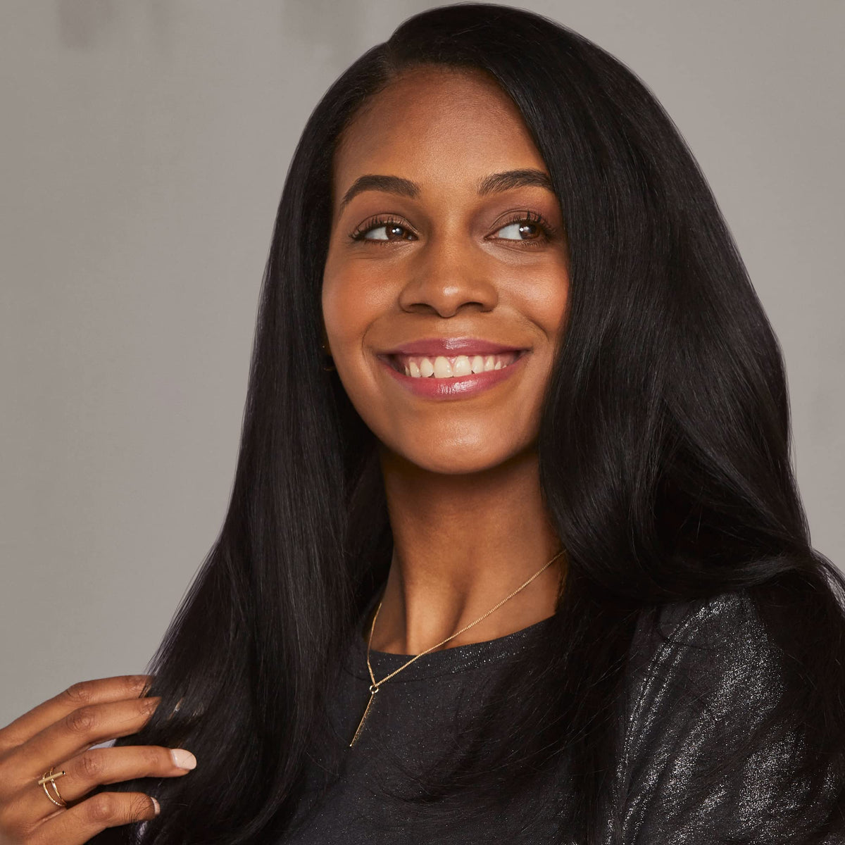 Hot Tools Pro Artist Black Gold Direct Ion Technology helps reduce frizz during styling