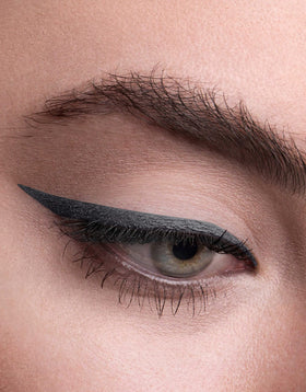 Hourglass Meteorite gel liner image shows waterproof formula for all-day wear