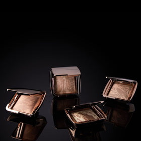 Hourglass Ambient Lighting Bronzer Nude Bronze Light swirl demonstrates seamless blending and soft-focus finish.