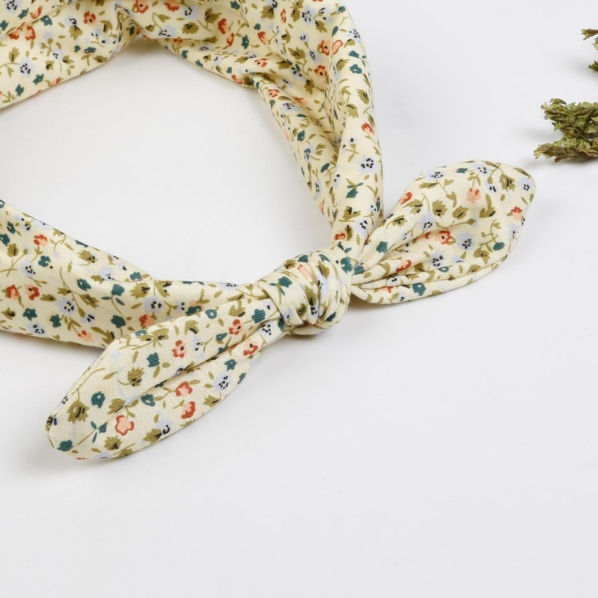 Huachi wild floral bow headband in white, clean look for any outfit.