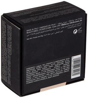 Huda Easy Bake texture close-up shows silky finish that blurs imperfections.