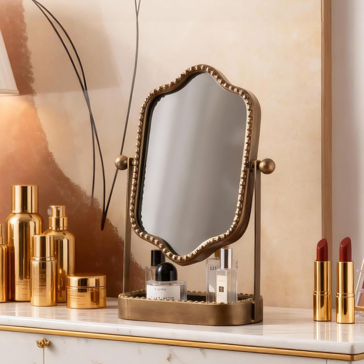 HuiDao built-in tray keeps lipstick and rings within reach.