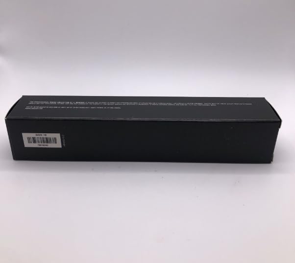Il Makiage Foundation Blending Brush 100 brush-head detail shows soft bristles for even coverage.