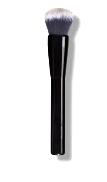 Il Makiage Foundation Blending Brush 100 closeup for precise, smooth application.