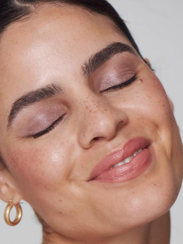 ILIA Chromatic Liquid Powder Eye Tint Dim, metallic finish on eyelid