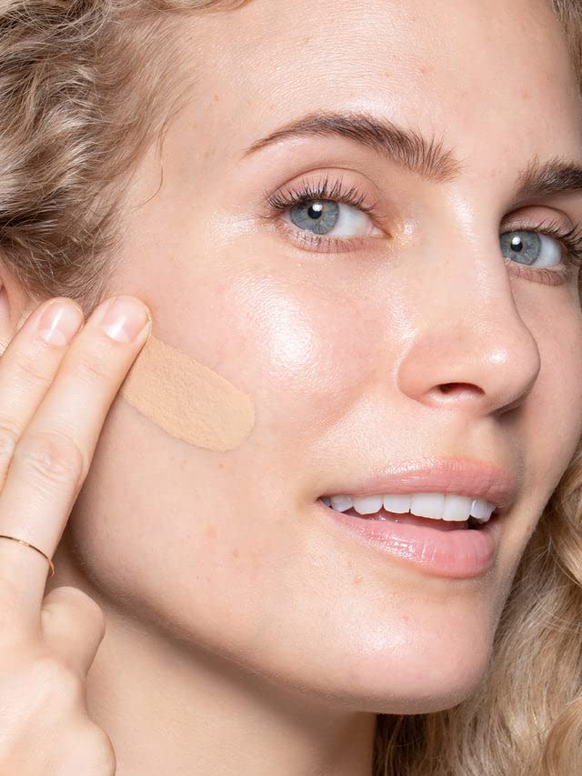 ILIA True Skin Serum Foundation applicator dispensing product smoothly for blending
