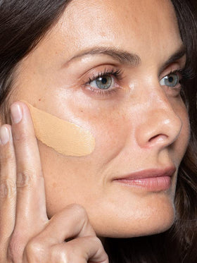 ILIA True Skin Serum Foundation blend demonstrates seamless application