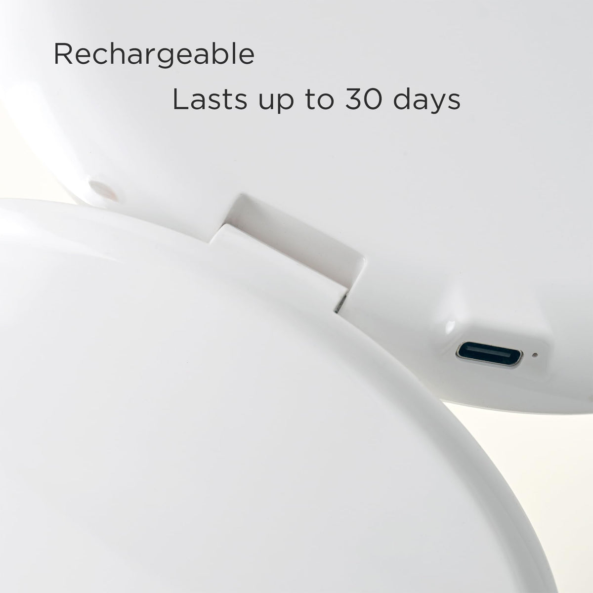 ILIOS compact mirror offers dimming to adapt to ambient lighting during makeup checks.