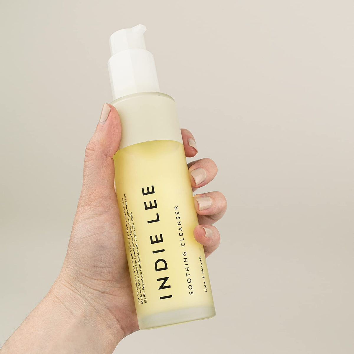 Oat Kernel Oil nourishes and smooths the skin surface.